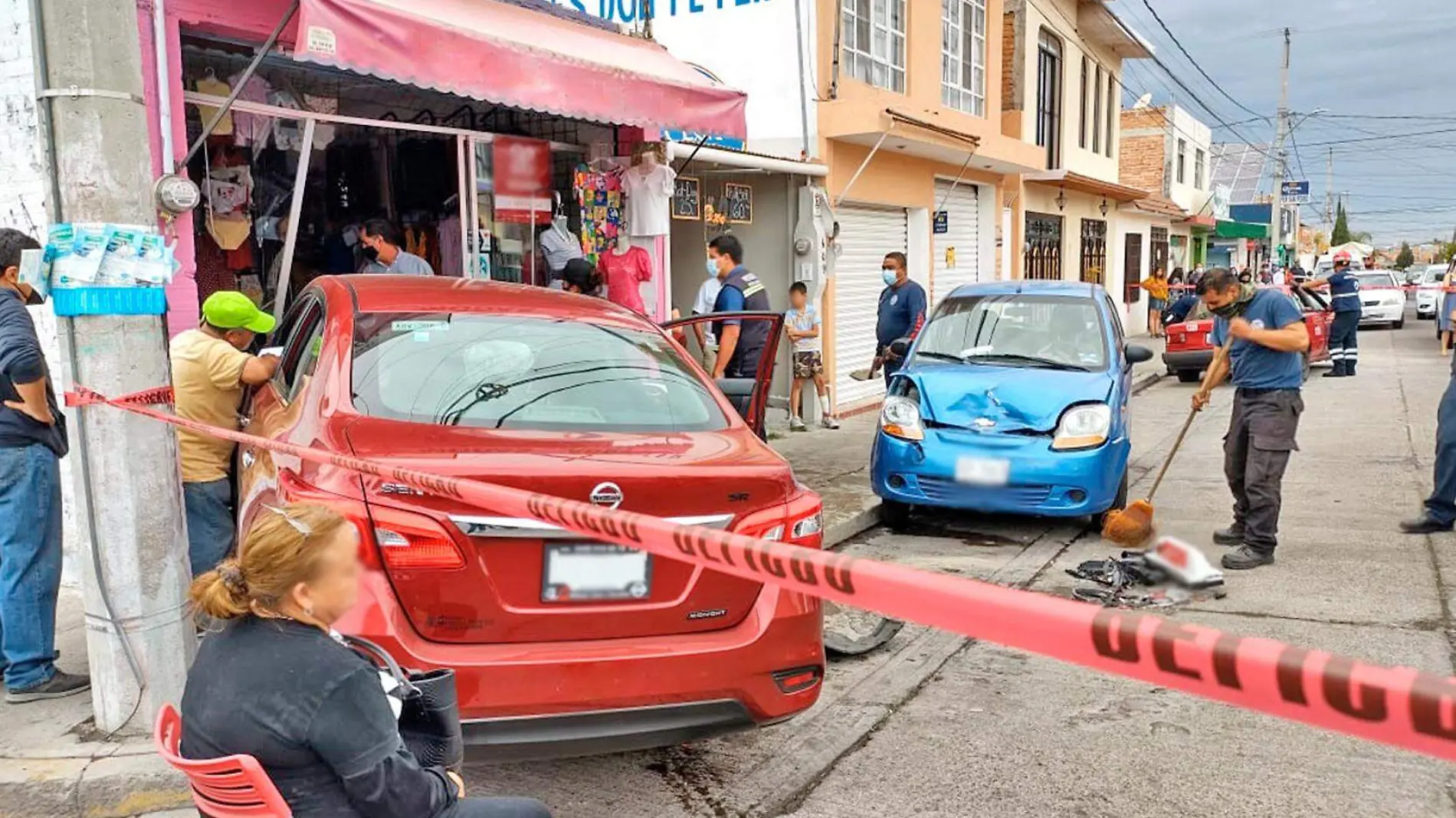 automovil choca contra local